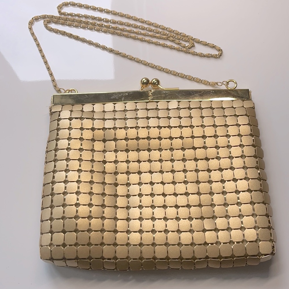 I’m selling a cute golden purse~